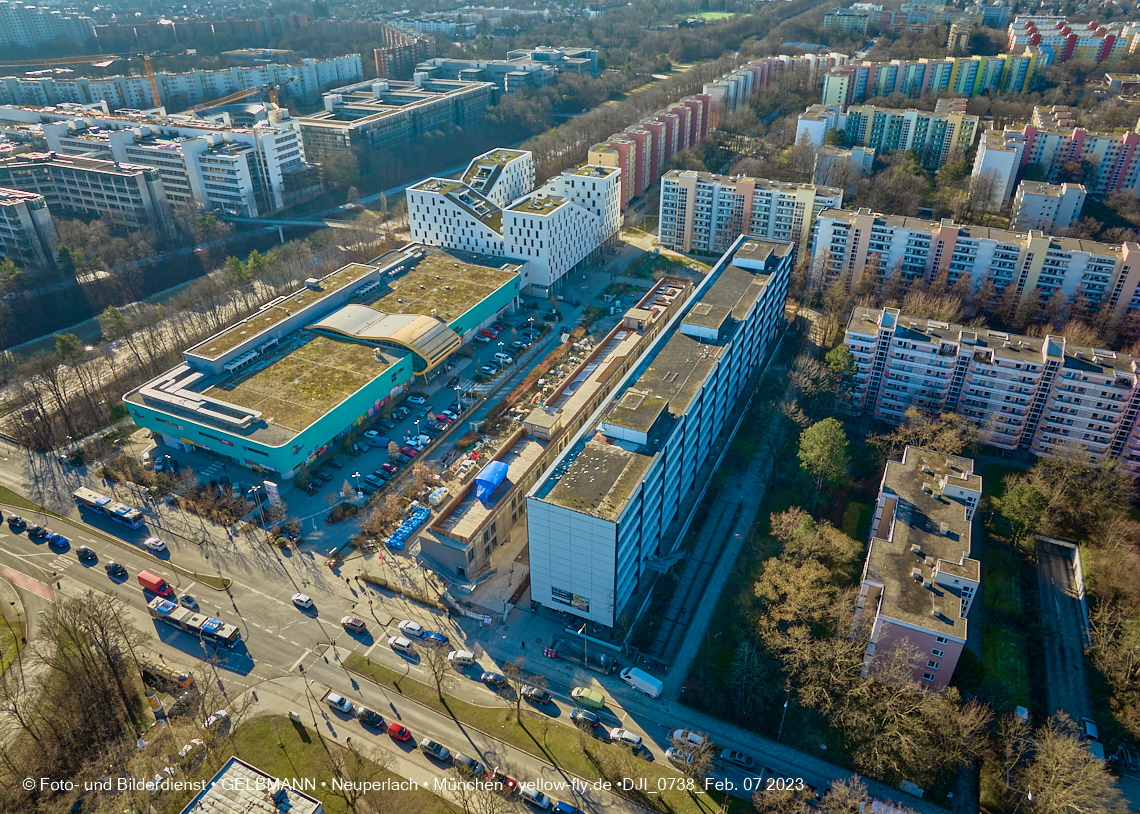 07.02.2023 - Luftbilder von der Montessori Schule im Plettzentrum Neuperlach